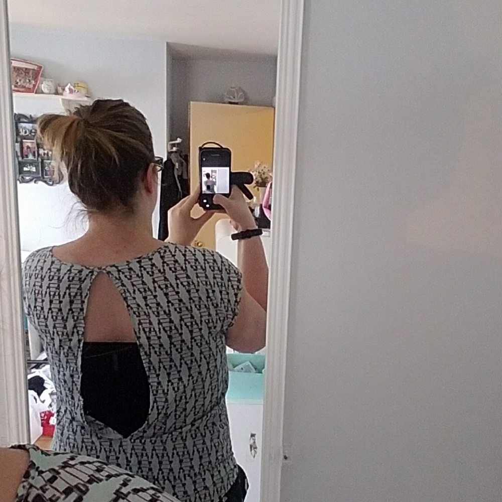 Patterned openback top - Picture 7 of 8